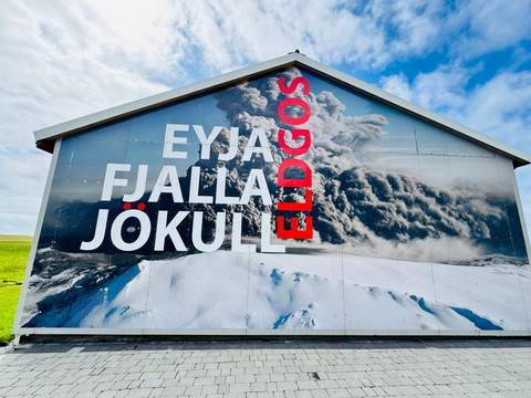 Building mural depicting the Eyjafjallajökull eruption.
