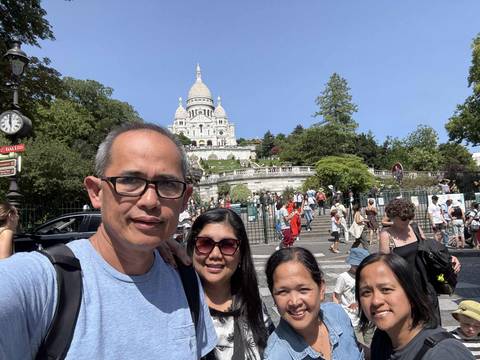 Tourists at the Sacré-Cœur Basilica.