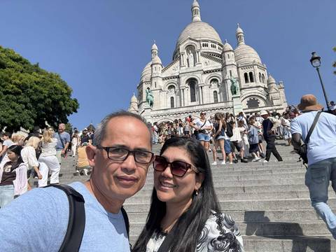 Couple taking a selfie in front of the Sacré-Cœur Basilica.