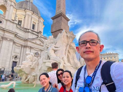 Group posing in front of the Fountain of the Four Rivers.