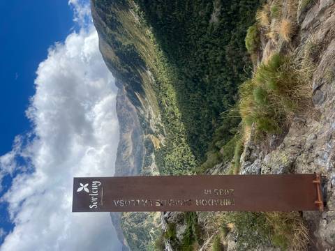       Scenic viewpoint overlooking a valley with a Sorteny sign.
  
