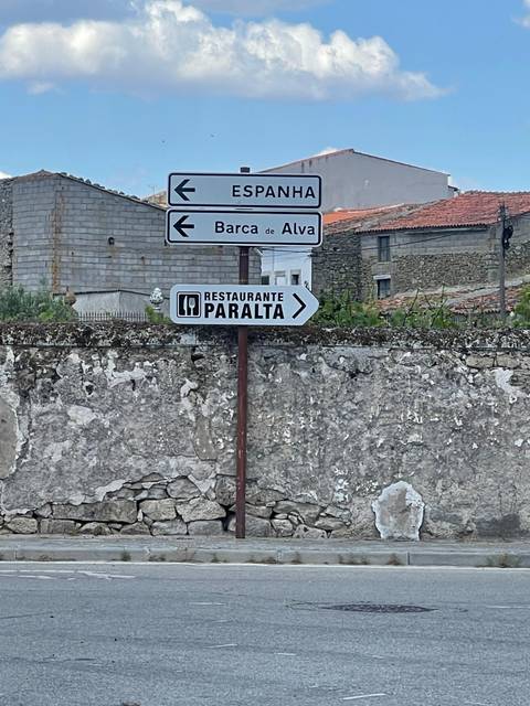 Road sign pointing towards Barca de Alva and Restaurante Paralta.