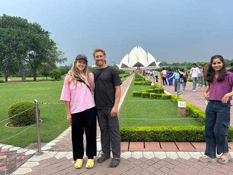       Couple posing in front of the Lotus Temple.
  