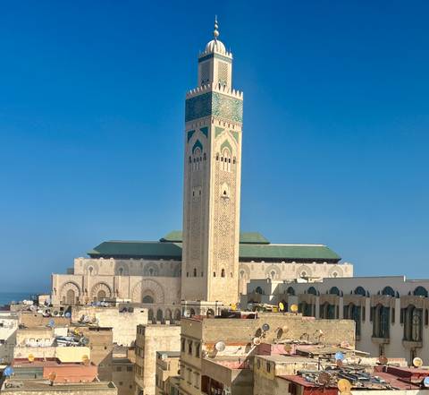       A large mosque with a tall minaret.
  
