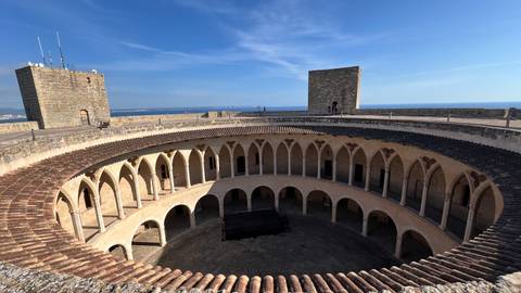 Circular fortress viewed from above with the sea in the distance.