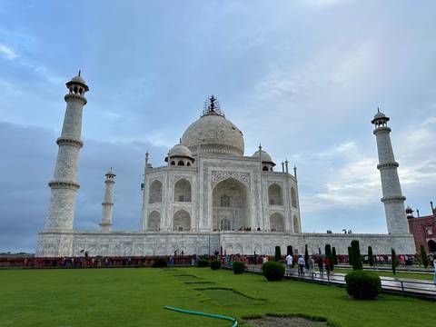 Iconic white marble mausoleum under a cloudy sky.