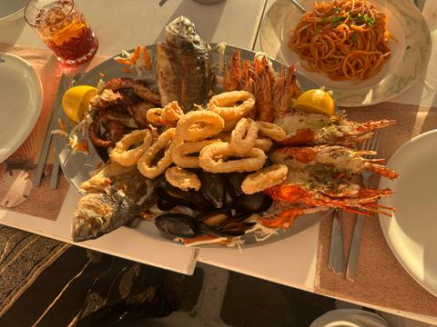       Seafood platter with lemon slices and various shellfish
  