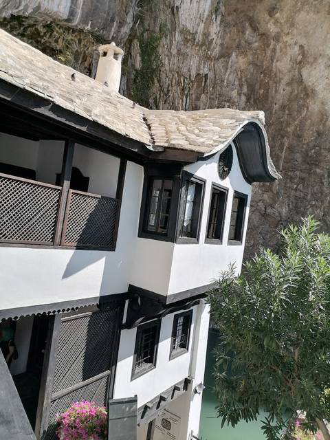       Traditional house built against a cliff.
  