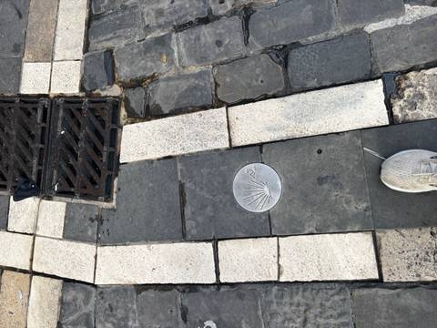       Sidewalk with a shell symbol beside a shoe.
  
