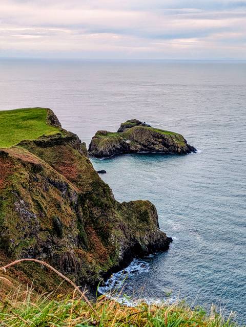       Dramatic cliffs and the ocean in the background.
  