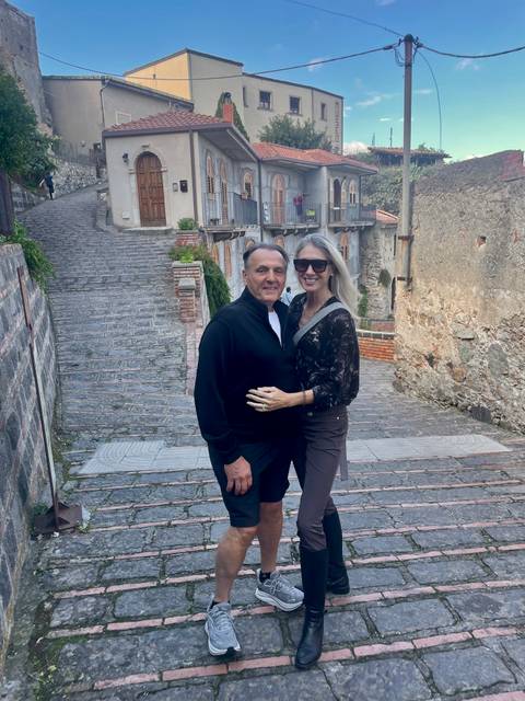       Couple posing on a cobblestone street
  