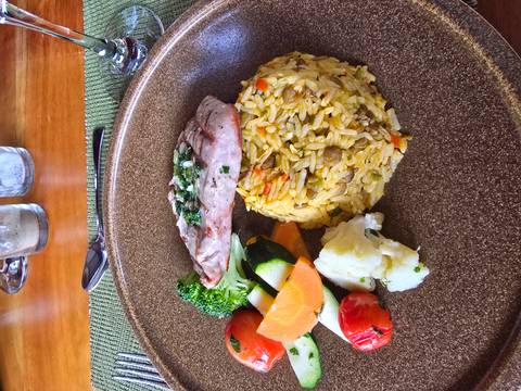       Ecuadorian meal plated with rice and vegetables.
  