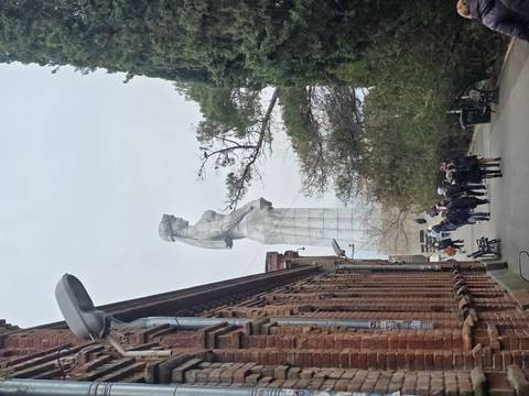       Famous statue with people around.
  