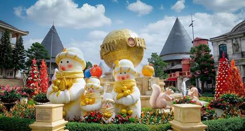       Outdoor scene with snowman family decorations and Sun World signage.
  