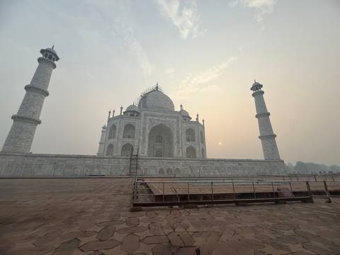       Front view of Taj Mahal at sunrise
  