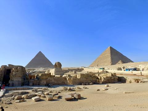       The Sphinx and pyramids in Giza with a clear sky.
  