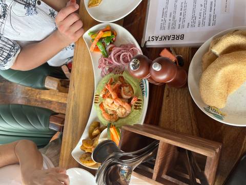 Plate with grilled prawns and vegetables as a meal.
