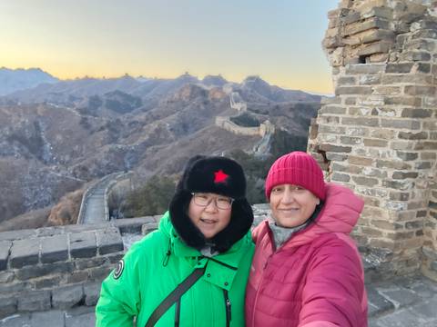 Two people posing on the Great Wall.