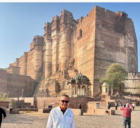 Man posing in front of Jodhpur Fort