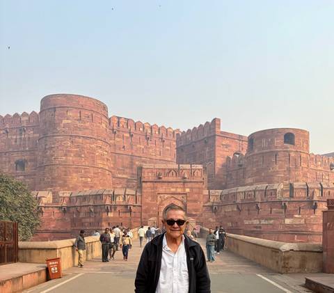 Man posing in front of the Agra Fort