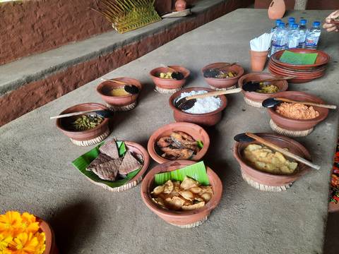       Traditional Sri Lankan meal served in clay pots
  