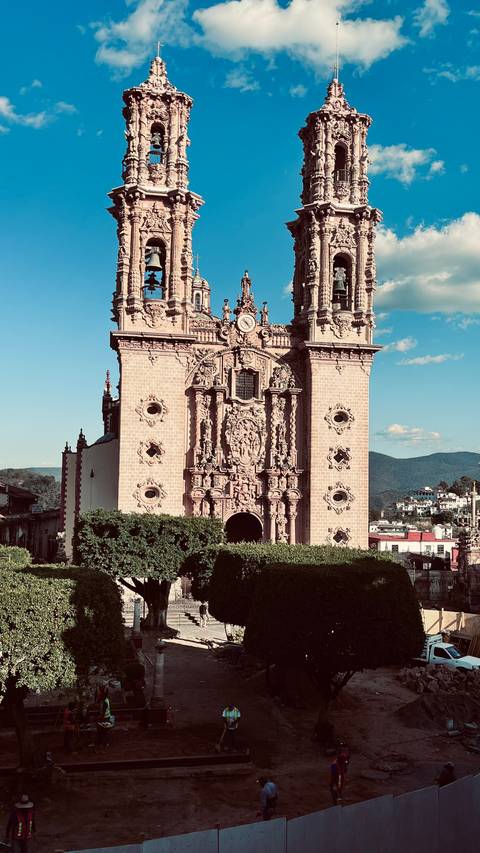       Ornate cathedral facade with a clock and detailed sculptures.
  