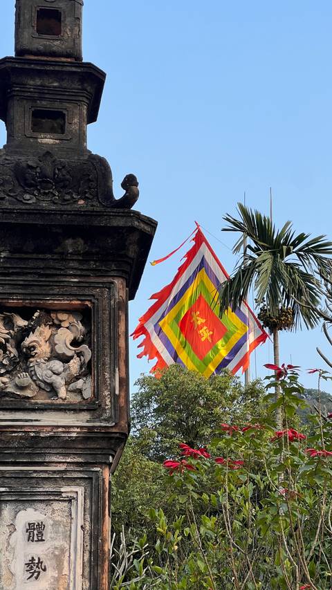       Klantbeoordelingsfoto van Ninh Binh Avontuur: Dagtocht Hoa Lu, Trang An &amp; Dansende Grot 
  