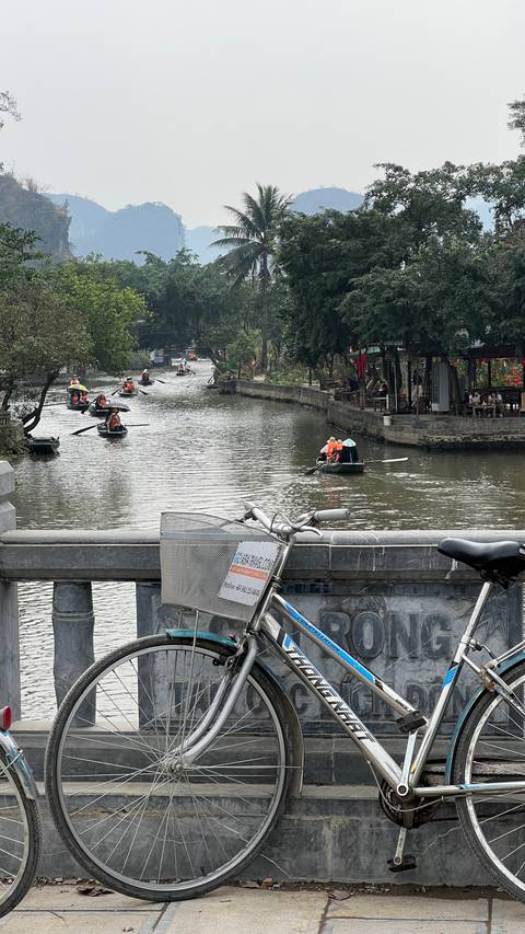       Klantbeoordelingsfoto van Ninh Binh Avontuur: Dagtocht Hoa Lu, Trang An &amp; Dansende Grot 
  