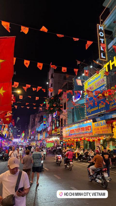       foto de reseña de cliente de Viaje de descubrimiento de Vietnam de 7 días por tres regiones: Ciudad Ho Chi Minh, Da Nang y Hanói | Up Travel Vietnam 
  