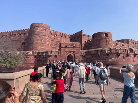       Large crowd entering the red-sandstone walls of Agra Fort via the imposing gateway
  