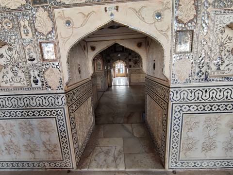       Intricately inlaid marble corridor inside an Indian palace, rich in floral motifs
  