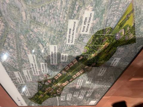       Informational map display of New Delhi’s Central Vista redevelopment with Hindi and English labels.
  