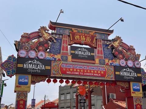       Vibrant welcome arch to Jonker Walk with dragons and lanterns in Melaka Chinatown.
  