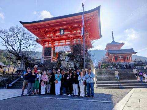       Large tour group at entrance of Kiyomizu-dera temple in Kyoto
  