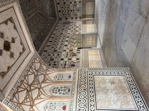       Intricately decorated marble walls and arches of the Sheesh Mahal inside Agra Fort.
  