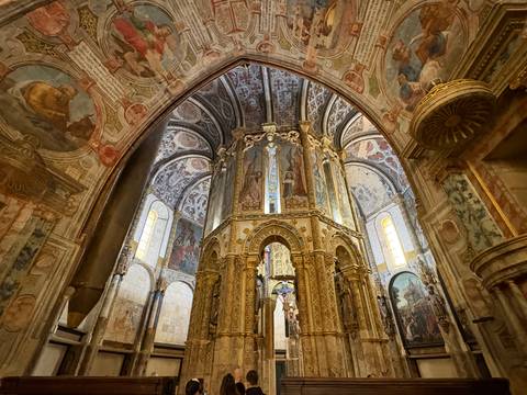       Lavishly frescoed Charola rotunda of the Convent of Christ in Tomar with golden and blue religious art.
  