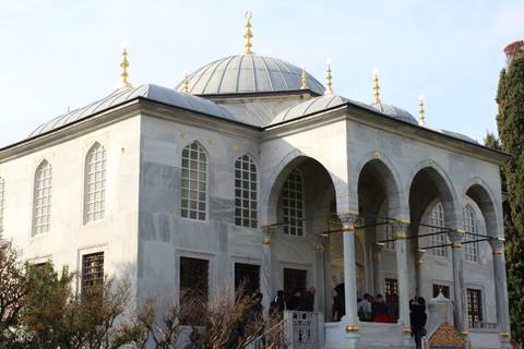       Elegant Ottoman pavilion with marble walls, domes, and arched colonnades inside Topkapi Palace complex.
  