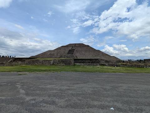      Wide shot of Teotihuacán's Pyramid of the Sun under a partly cloudy sky
  