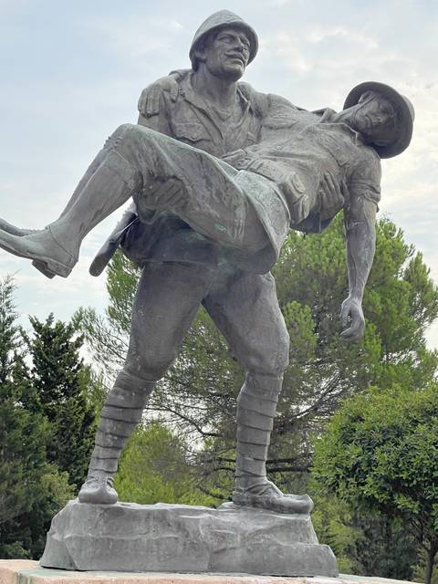       Statue of a soldier carrying another soldier.
  