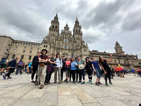       Large group posing in front of the cathedral.
  