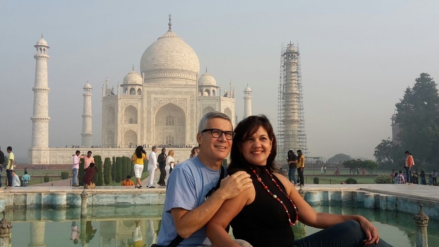       Couple sitting in front of the Taj Mahal.
  