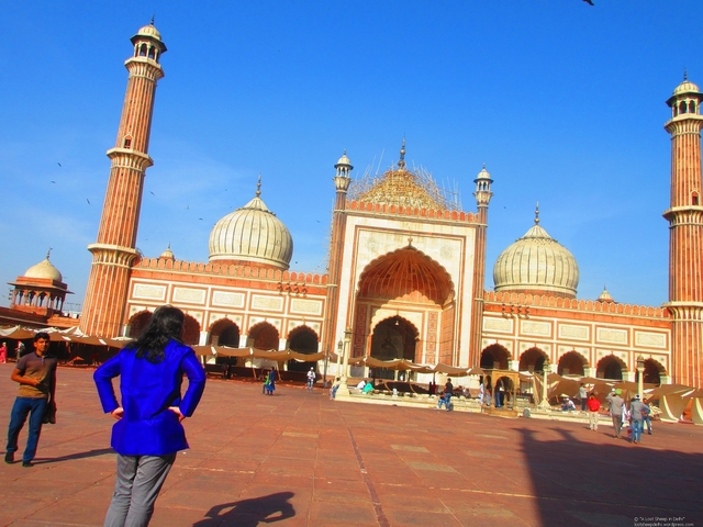       People visiting a mosque in India
  