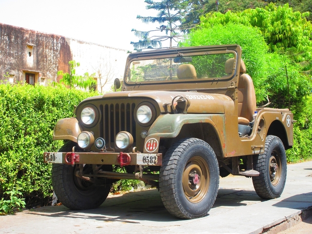       Old jeep parked outdoors
  