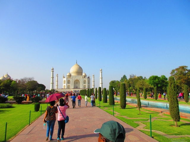       Tourists walking towards the Taj Mahal
  