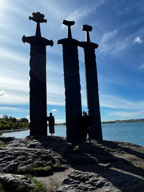       Sverd i fjell monument featuring three bronze swords.
  