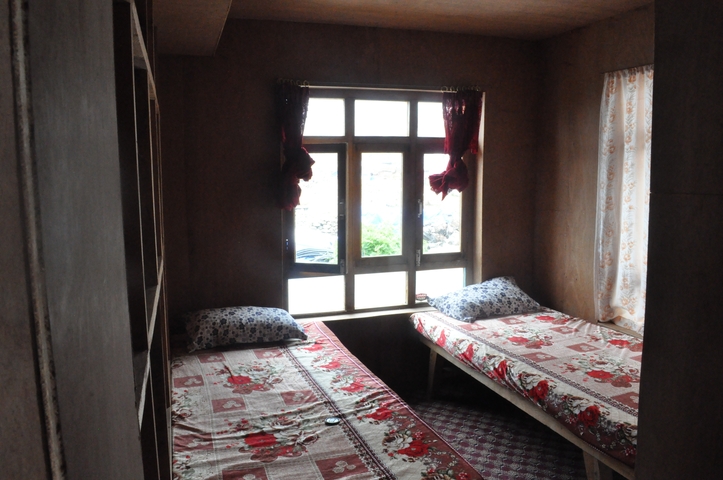 Simple twin-bedded room with window