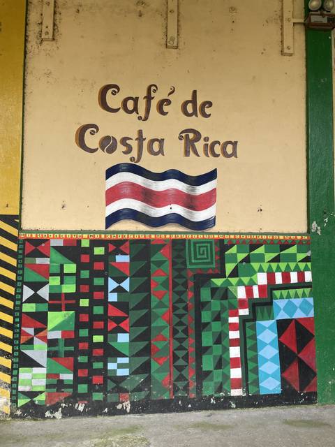       Mural with text 'Café de Costa Rica' and colorful patterns.
  