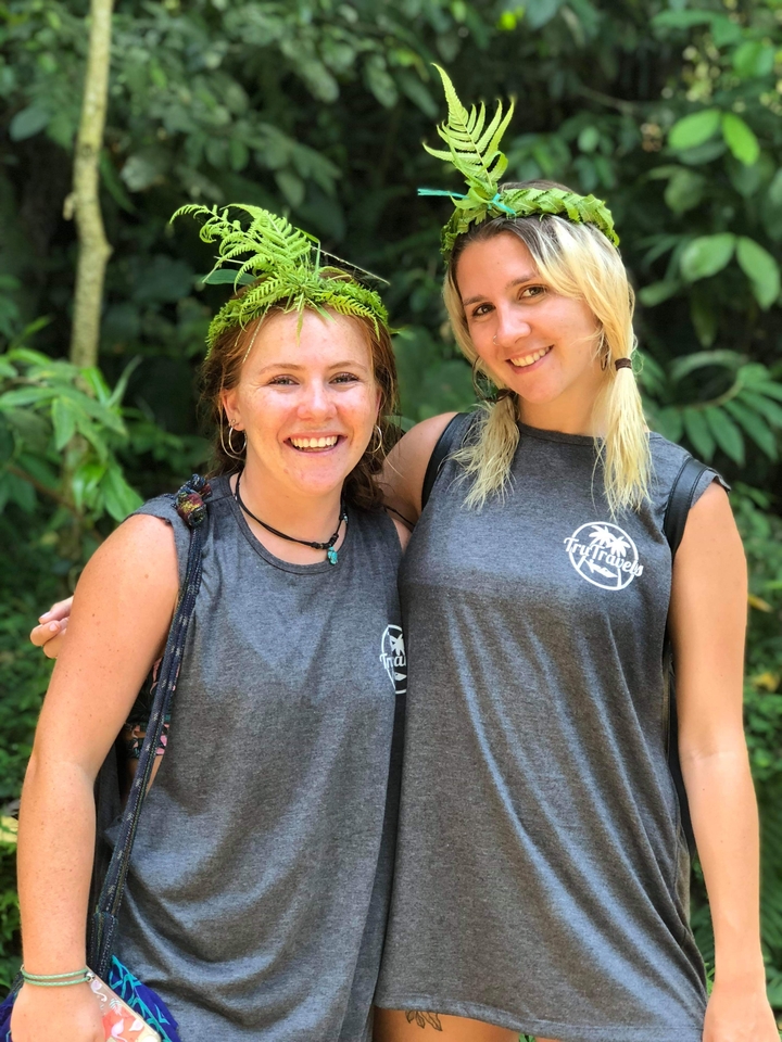 Deux femmes souriantes aux cheveux tressés au premier plan.