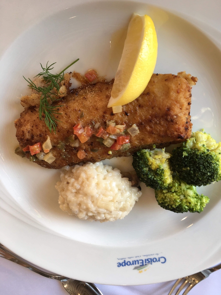 Plat de poisson frit avec brocoli et riz.