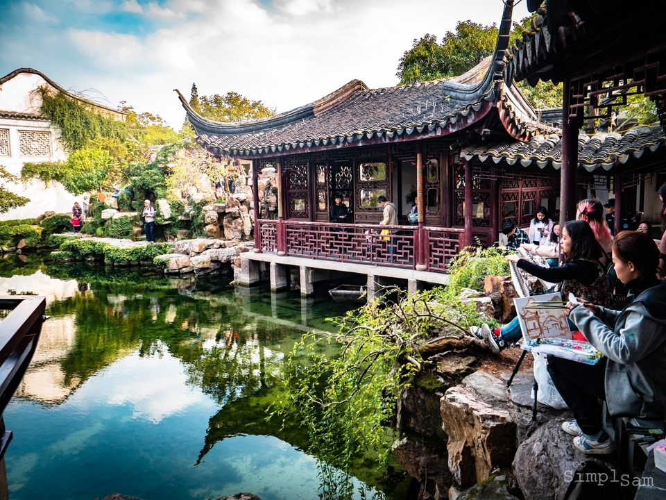 Des gens profitant d'un jardin traditionnel chinois.